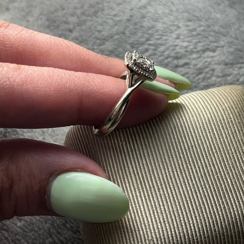 Set de anillo de compromiso y alianza de Oro blanco 10k